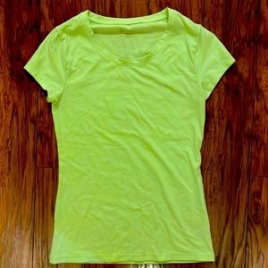 No boundaries, solid scoop neck T-shirt, neon green size small